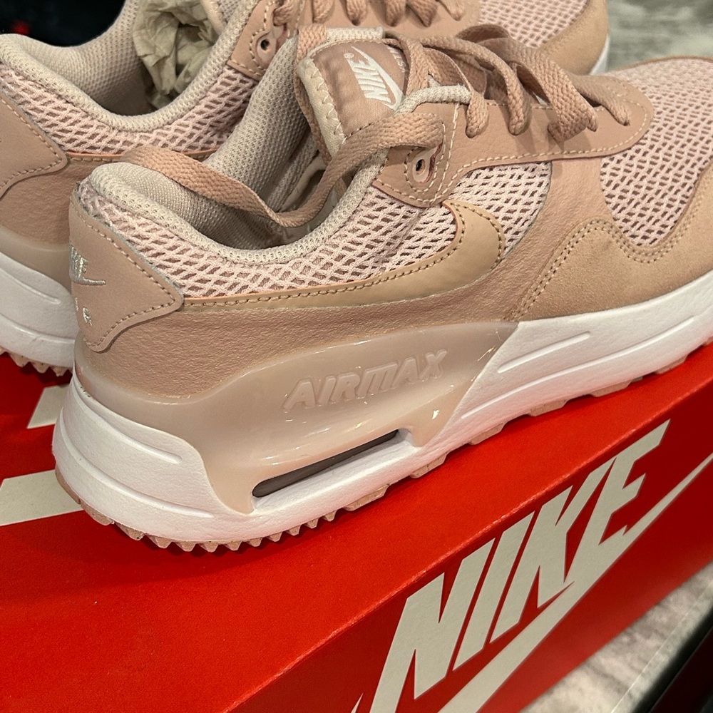 NWT Women’s Size 8 Nike AIR MAX SYSTM Pink